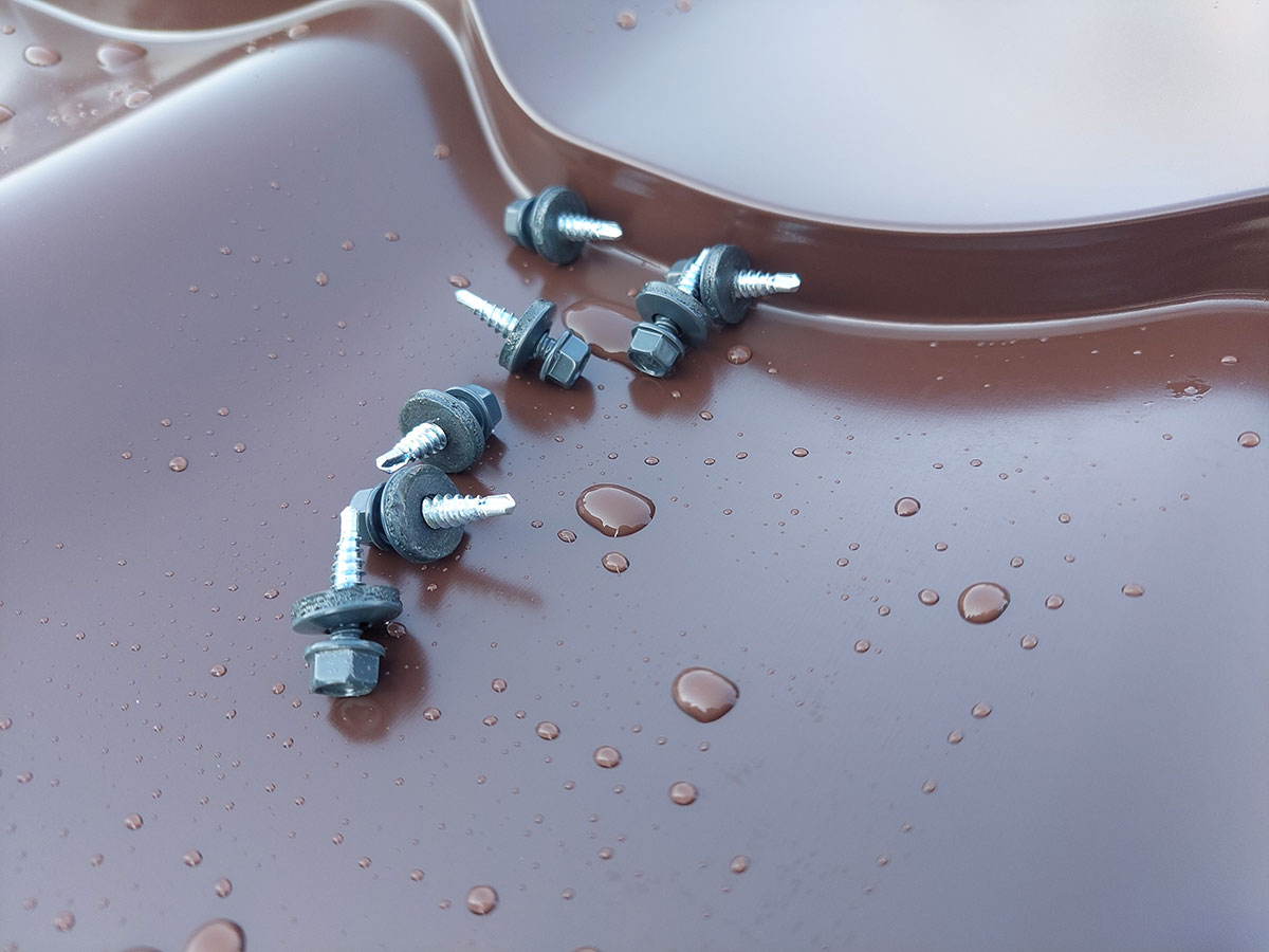 Cserepeslemez csavarozás: Csavarszükséglet és árak